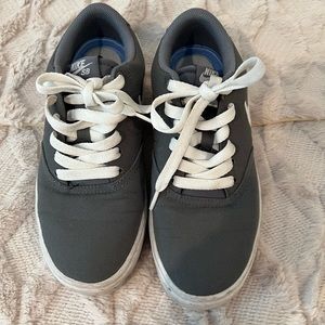 Nike SB solar soft low canvas grey with white “swoosh” big kids size 6 EUC